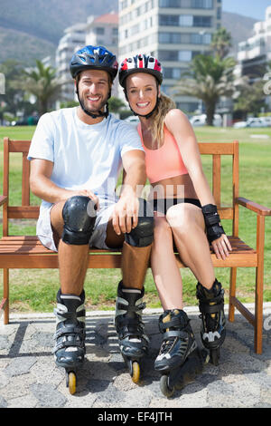 Passen Sie paar, immer bereit, Rollerblade Stockfoto