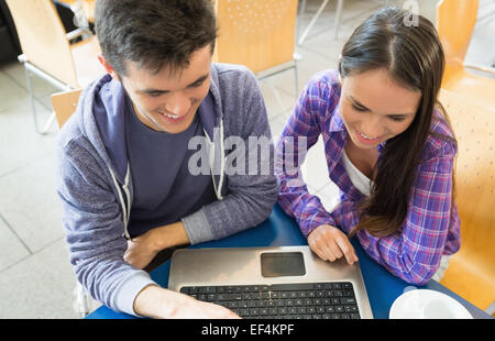 Junge Studenten gemeinsam Zuordnung auf laptop Stockfoto