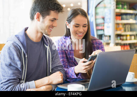 Junge Studenten gemeinsam Zuordnung auf laptop Stockfoto