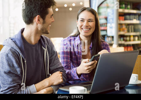 Junge Studenten gemeinsam Zuordnung auf laptop Stockfoto