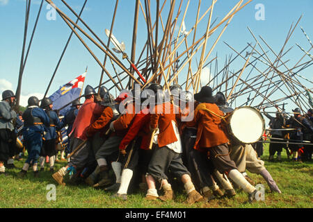 Englischer Bürgerkrieg Gesellschaft Pikeniere während einer Re-Inszenierung, Somerset, Großbritannien Stockfoto