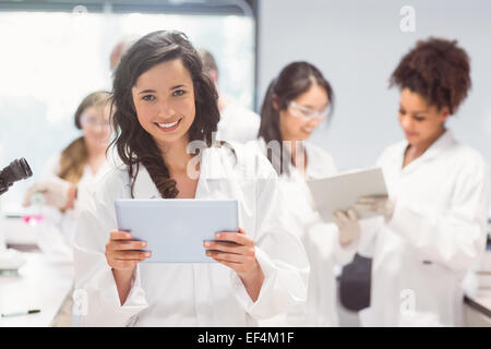 Informatik-Student mit Tablet-pc im Labor Stockfoto