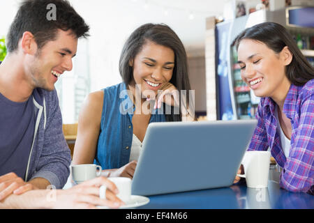 Junge Studenten gemeinsam Zuordnung auf laptop Stockfoto
