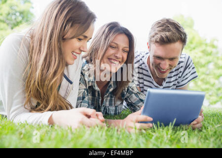 Glückliche Schüler mit TabletPC außerhalb Stockfoto