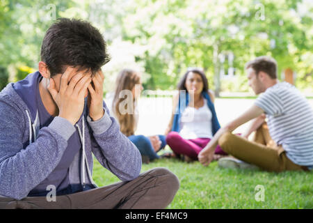 Einsamer Student Gefühl auf dem Campus ausgeschlossen Stockfoto