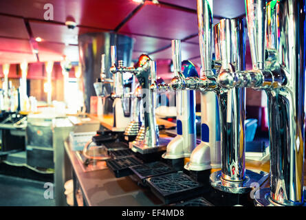 Glänzende Bier Hähne in Folge Stockfoto