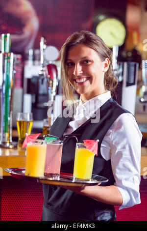 Bardame Holding Tablett mit cocktails Stockfoto