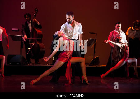 Tänzer Verano Porteño Teil des "Tango Fire: Flames of Desire' im Peacock Theatre. Stockfoto