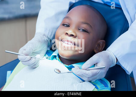 Nahaufnahme eines jungen mit seinen Zähnen Stockfoto