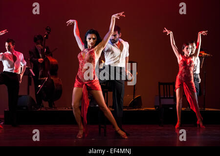 Tänzer Verano Porteño Teil des "Tango Fire: Flames of Desire' im Peacock Theatre. Stockfoto