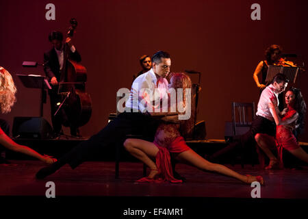 Tänzer Verano Porteño Teil des "Tango Fire: Flames of Desire' im Peacock Theatre. Stockfoto