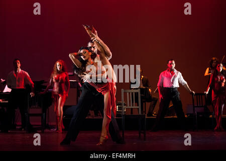 Tänzer Verano Porteño Teil des "Tango Fire: Flames of Desire' im Peacock Theatre. Stockfoto