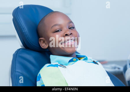 Lächelnde junge wartet auf eine zahnärztliche Untersuchung Stockfoto