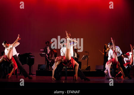 Tänzer Verano Porteño Teil des "Tango Fire: Flames of Desire' im Peacock Theatre. Stockfoto