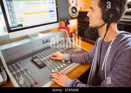 Porträt von einer Studentin Mischen von audio Stockfoto