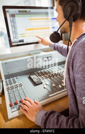 Porträt von einer Studentin Mischen von audio Stockfoto