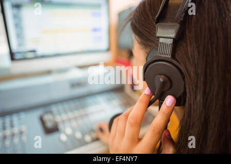 Uni-Student Mischen von Audio im studio Stockfoto
