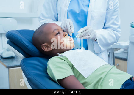 Junge mit seiner Zähne vom Zahnarzt geprüft Stockfoto