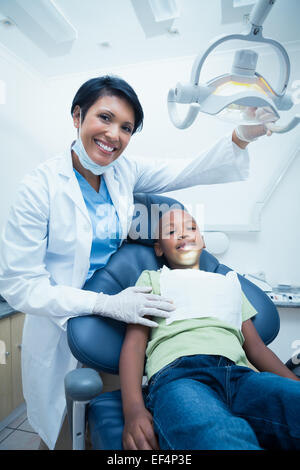 Zahnärztin, die jungen Zähne untersuchen Stockfoto