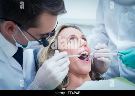 Frau, die ihre Zähne untersucht Stockfoto