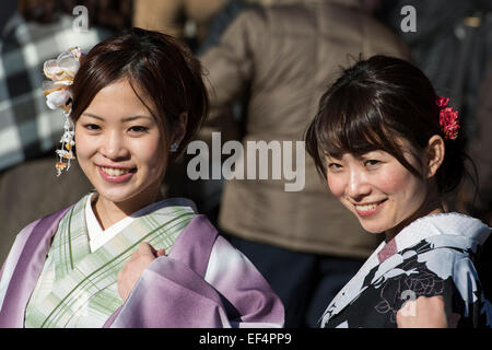 Zwei junge Frauen in Kimono am kommen des Alters am an Asakusa Kannon Tempel, Tokyo, Japan Stockfoto