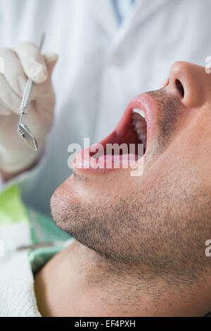Der Mann mit den Zähnen untersucht hautnah Stockfoto