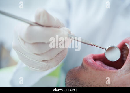 Der Mann mit den Zähnen untersucht hautnah Stockfoto