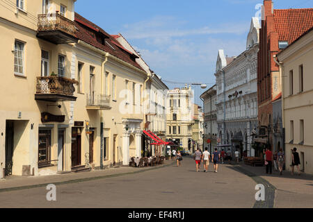 Passanten auf der Straße in der Altstadt von Vilnius. Das Wetter ist sonnig und warm. Stockfoto