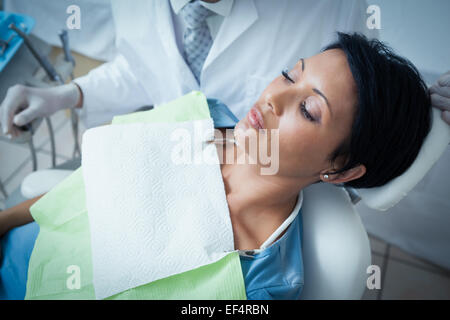 Nahaufnahme von Frau, die ihre Zähne untersucht Stockfoto