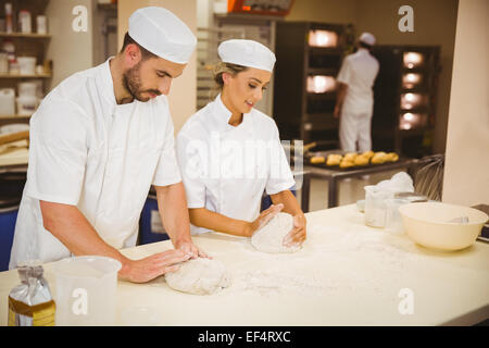 Team der Bäcker Teig kneten Stockfoto