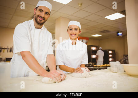 Team der Bäcker Teig kneten Stockfoto