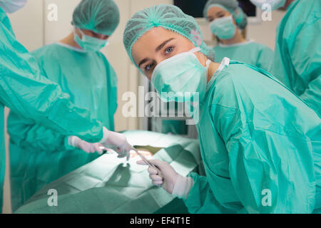 Medizinstudent, Blick in die Kamera während der Praxis-OP Stockfoto