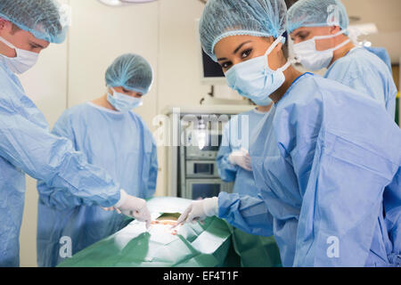 Medizinstudent, Blick in die Kamera während der Praxis-OP Stockfoto