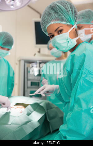 Medizinstudent, Blick in die Kamera während der Praxis-OP Stockfoto
