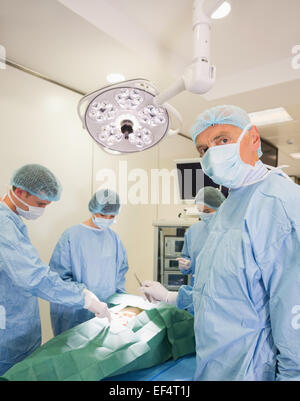 Medizinstudent, Blick in die Kamera während der Praxis-OP Stockfoto