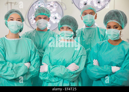 Medizinstudenten im Operationssaal Stockfoto