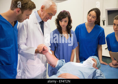 Studierende der Medizin und Professor Überprüfung Puls der student Stockfoto