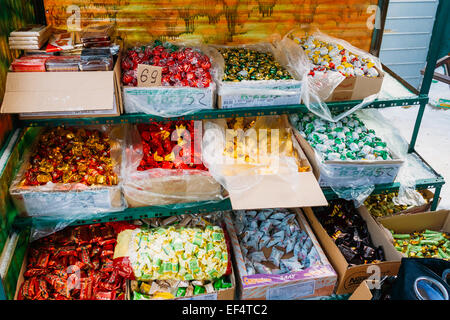 UKRAINE, Kiew - 12. Dezember 2012: Verschiedene Süßigkeiten Candy ist auf Anzeige im lokalen Markt. Stockfoto