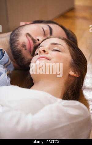 Süßes Paar auf dem Boden schlafen Stockfoto