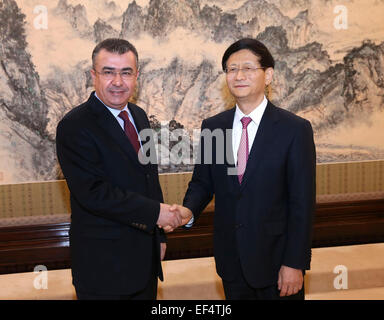 (150127)--Peking, 27. Januar 2015 (Xinhua)--Meng Jianzhu (R), Leiter der Kommission für politische und rechtliche Angelegenheiten des Zentralkomitees der kommunistischen Partei von China (CPC), trifft sich mit Mehmet Celalettin Lekesiz, Chef der türkischen Nationalpolizei in Peking, Hauptstadt von China, 27. Januar 2015. (Xinhua/Pang Xinglei) (WYL) Stockfoto