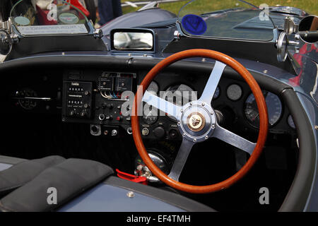 Armaturenbrett eines alten Jaguar Sportwagens auf einer Oldtimermesse in Yorkshire. Stockfoto