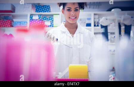 Hübsche Informatik-Student mit pipette Stockfoto