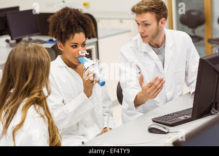 Medizinstudenten im Labor zusammenarbeiten Stockfoto
