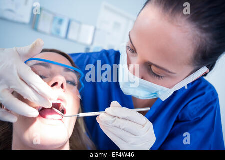 Zahnarzt untersucht einen Patienten Zähne in der Zahnarzt-Stuhl Stockfoto