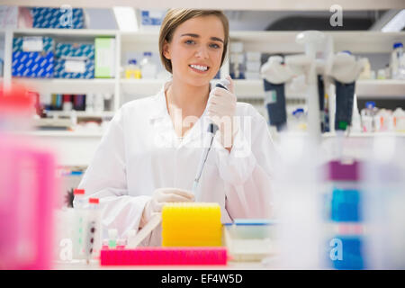 Hübsche Informatik-Student mit pipette Stockfoto