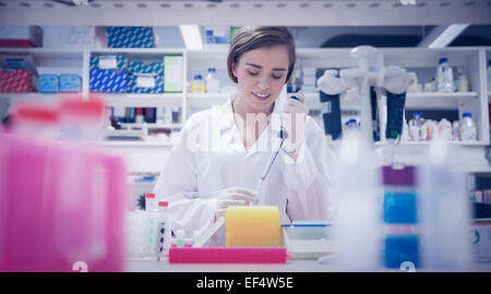 Hübsche Informatik-Student mit pipette Stockfoto