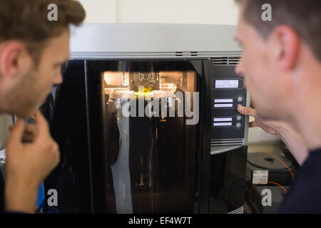 Studenten der Ingenieurwissenschaften mit 3D-Drucker Stockfoto