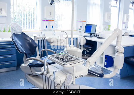 Innerhalb der Klinik mit Zahnärzten Stühle, Computer und Werkzeuge Stockfoto