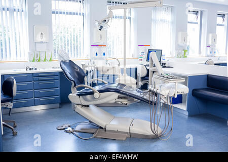 Innerhalb der Klinik mit Zahnärzten Stühle, Computer und Werkzeuge Stockfoto
