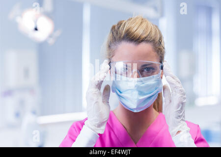 Zahnarzt in Mundschutz und Schutzbrille Stockfoto